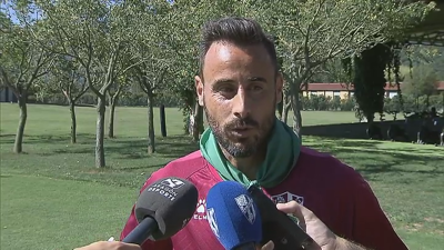 Pedro López atiende a los medios de comunicación.