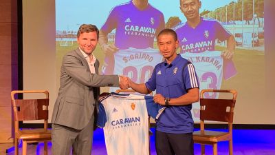 Shinji Kagawa posa junto a Lalo Arantegui con su nueva camiseta.