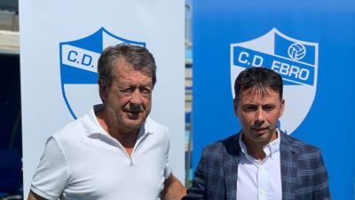 El presidente del club, Jesús Navarro (izq), posa con Manolo Sanlúcar tras la presentación.