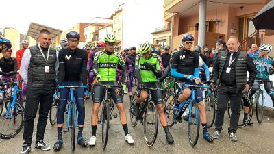 Arcas, Samitier y Barceló (los tres ciclistas de la ziquierda) junto a Luis Marquina (derecha) en la reciente Vuelta a Aragón.