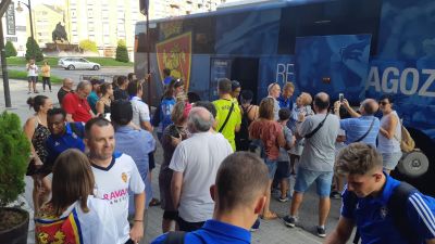 El Real Zaragoza fue recibido por un notable grupo de aficionados.