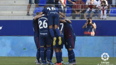 Varios jugadores del Huesca celebran uno de los goles anotados ante el Deportivo de La Coruña.