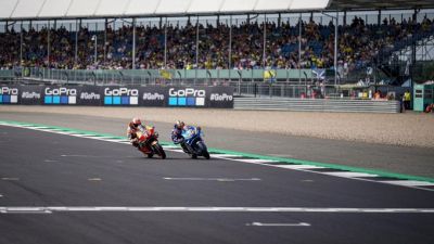 Rins se impuso a Márquez en los últimos metros.