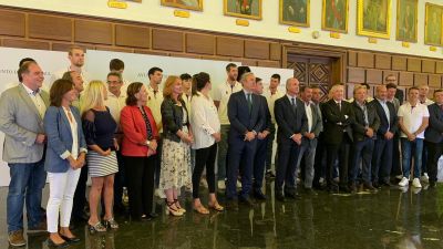 Foto de familia tras la visita de Casademont Zaragoza al Ayuntamiento de Zaragoza.