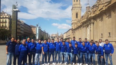 La plantilla de Fútbol Emotion Zaragoza posa ante los medios en la Plaza del Pilar.