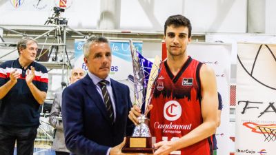 Carlos Alocén recoge la copa de campeón de Aragón de la mano de Javier de Diego, director general de deporte del Gobierno de Aragón.