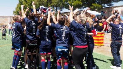 La SD Huesca femenino celebrando su ascenso a Primera.
