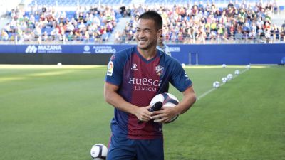 Okazaki durante la presentación con la SD Huesca.