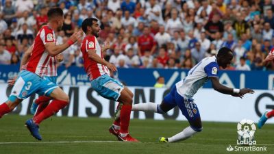 Pita derriba a Dwamena en la frontal del área en la jugada que pudo marcar el partido.