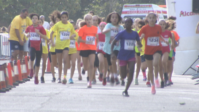 La carrera de la Infancia ha reunido a muchos niños en el Parque Grande.