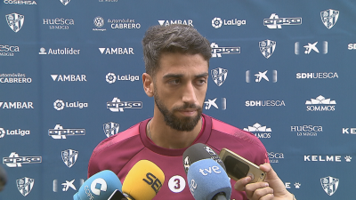 Sá atiende a la prensa.