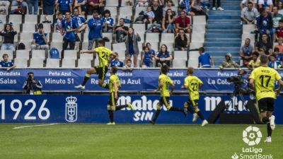 Luis Suárez celebra el primero de los dos goles anotados en el Carlos Tartiere.