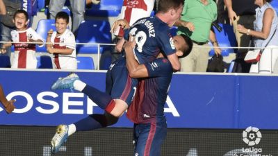 Moi Gómez y Okazaki celebran el gol anotado ante el Girona.