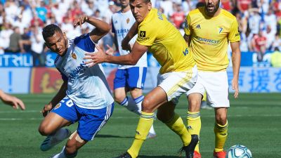 Luis Suárez pugna por un balón en el último encuentro ante el Cádiz.