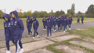 Las jugadoras de la selección española han paseado esta mañana por las calles de Praga.