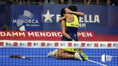Las Alayeto se abrazan emocionadas al final del partido.