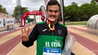 Alberto Puyuelo posa con la medalla de bronce obtenida en el Nacional de maratón el pasado fin de semana.