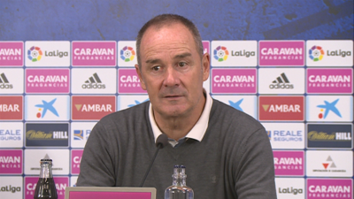 El entrenador en rueda de prensa.