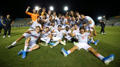 Alejandro Francés, cuarto por la izquierda en la fila superior, celebra el pase a octavos. Foto: FIFA