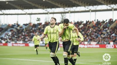 Guti y Linares, protagonistas del gol del Real Zaragoza.