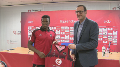 Dylan Ennis posa con la camiseta de Casademont Zaragoza junto a Pep Cargol.