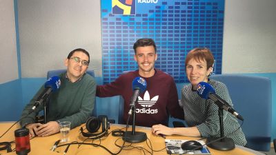 Carlos Mayo en los estudios de Aragón Radio.