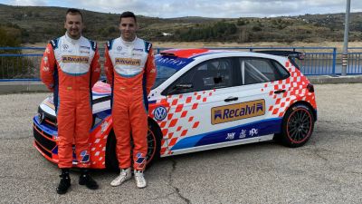 El turiasonense posa con el VW Polo con el que competirá en Madrid.