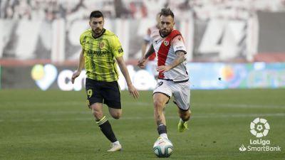 Papunashvili pelea por un balón el pasado sábado en Vallecas. Foto: LaLiga