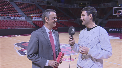 Porfirio Fisac charla con Jesús Cubría al término del partido de ayer.