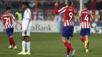 Dario Poveda celebra el gol que anotó este curso en el derbi ante el filial del Real Madrid.