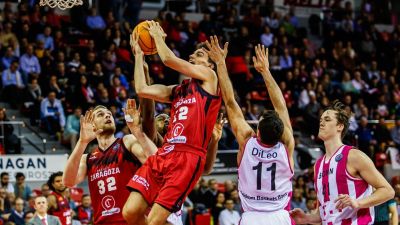 Alocén entra a canasta en el partido contra los alemanes.