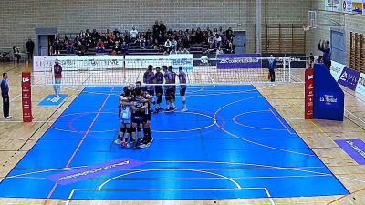 Los jugadores del CV Teruel celebran uno de los puntos sumados ante el CV Manacor.