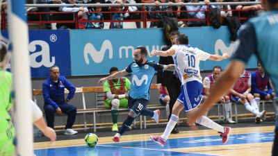 Ricardinho se dispone a disparar ante la presión de Retamar en el duelo de esta tarde.