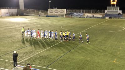 Saludo inicial entre los equipos.