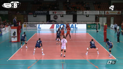 CV Teruel saca en un momento del partido.