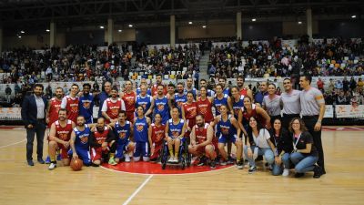 Los participantes en la iniciativa solidaria.