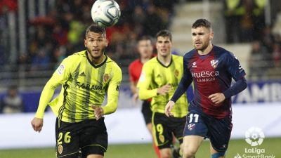 Una imagen del reciente derbi disputado entre SD Huesca y Real Zaragoza.