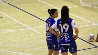 Dos jugadoras de Sala Zaragoza en un instante del duelo disputado hoy en Bilbao.