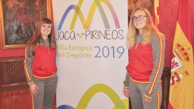 Las jugadoras del conjunto jaqués con la selección española.