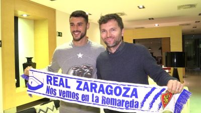 André Pereira con Lalo Arantegui tras firmar su contrato.