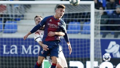 El delantero Daniel Escriche abandona la disciplina de la SD Huesca rumbo al Elche. Lo hace en calidad de cedido y hasta final de temporada. Ambos clubes han llegado a un acuerdo que se ha hecho oficial este lunes por la tarde.  El ariete castellonense, que firmó por los azulgranas en verano de 2018.  Escriche ha disputado esta temporada 15 partidos de Liga y dos de Copa del Rey. El delantero, en estos partidos, no ha marcado ningún gol. En concreto, en la Liga, ha disputado 731 minutos repartidos en esa quincena de partidos. En ellos, ha dado dos asistencias y ha jugado como titular en 7.   El castellonense comenzó la temporada jugando de titular ante la falta de competencia en el ataque. La llegada de Okazaki le relegó a un segundo plano y el fichaje de Rafa Mir en este mercado de invierno a terminado con las opciones de Escriche en la SD Huesca.