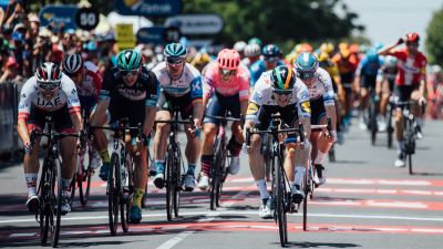 Imagen de Sam Bennett tras llevarse la primera etapa al sprint.
