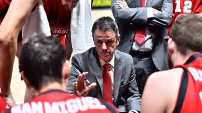 Porfirio Fisac da instrucciones a sus jugadores durante el encuentro.
