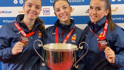 Raquel Roy y sus compañeras posan con el oro.