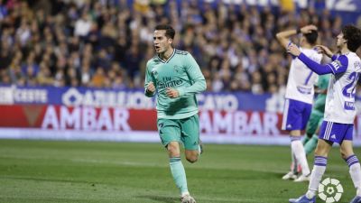 Lucas Vázquez celebra el segundo gol de Madrid ante el lamentó de Delmás y Linares.