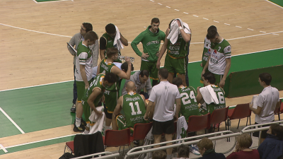 Guillermo Arenas da instrucciones a sus jugadores durante el partido de este viernes.