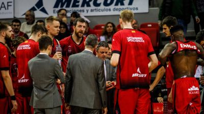Porfirio Fisac da instrucciones a sus jugadores durante un tiempo muerto ante UCAM.