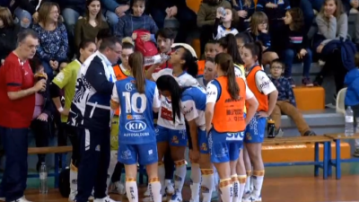 Las jugadoras de Sala Zaragoza atienden a Chus Muñoz en un tiempo muerto del encuentro.
