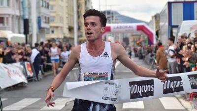 Carlos Mayo nada más cruzar la meta del cross de la Gimnástica de Ulia.