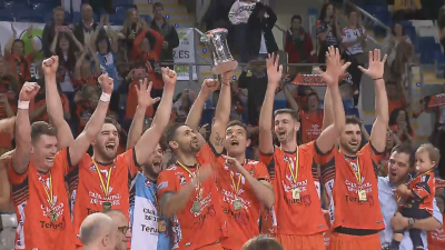 El CV Teruel levanta el trofeo de campeón.